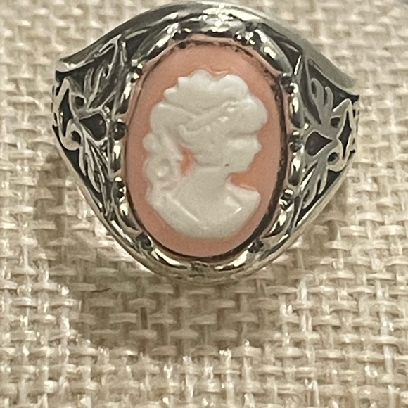 Elegant Silver and Pink Cameo Ring - Picture 2 of 4